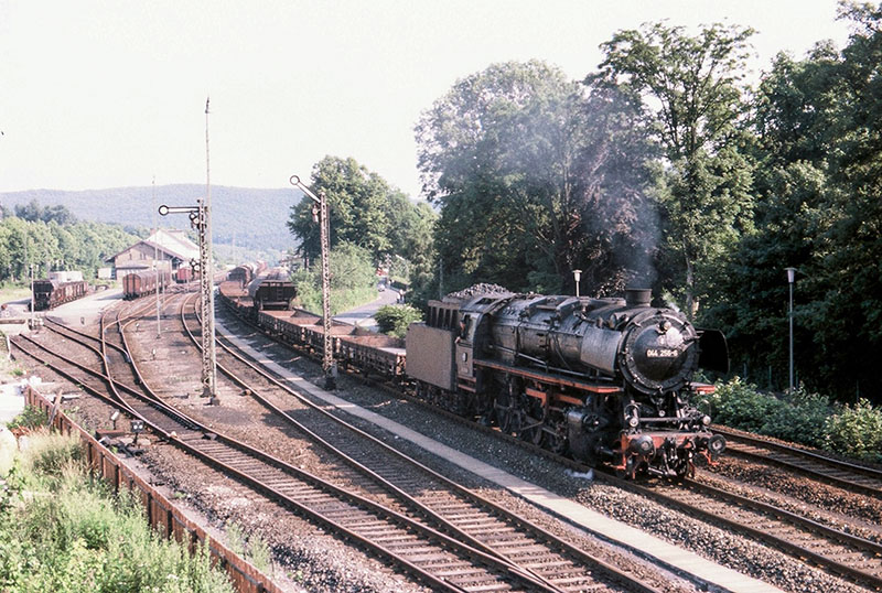 Aus dem Stellwerk Dwf fotografierte Uli Preiß Mitte der 1970er die im Bw Ottbergen beheimatete 044 256-6 auf ihrem Weg nach Altenbeken. Zahlreiche Wagen an Güterabfertigung und Laderampe zeigen rege Betriebssamkeit im Bahnhof.