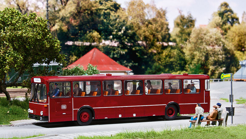 Die Bushaltestelle an der Brakeler Straße auf Höhe der damaligen Glashütte. Der rote Bahnbus sammelt die Fahrgäste ein, gleich wird der Blinker gesetzt und die Fahrt geht weiter.Foto Markus Tiedtke