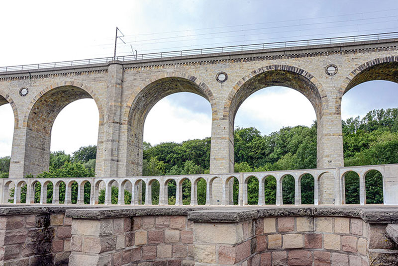 Vor der Kulisse Europas längster Kalksandsteinbrücke (482 Meter, rund 34,5 Meter hoch) stieg am 8. Juli 2019 ein einmaliges Treffen, das Original und sein 5,52 Meter langes Modell. Foto: Slg MBB